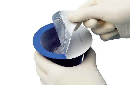 Note: The trays containing the mixing cup and the solution cannot be stored once the seal on the outer packaging has been removed.