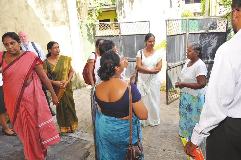 Battling outbreaks by building risk-communication capacity M WHO Sri Lanka ost countries in South-East Asia face outbreaks of emerging diseases like dengue and chikungunya, which have no vaccines or