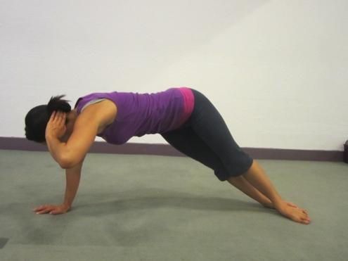 Ab Twist Pike Begin on your side. Place right hand down on the floor, opposite hand behind the head. Extend both legs straight out onto the floor. Place top leg in front and bottom leg behind.
