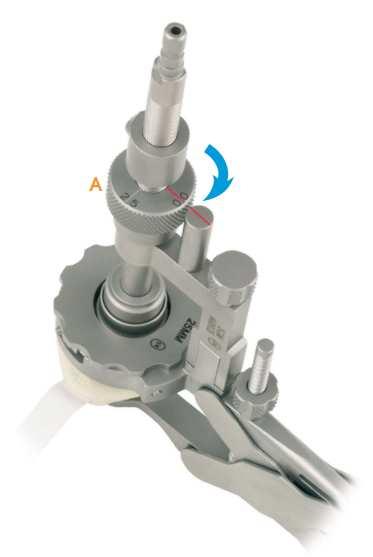 Using the clamp - Tighten the clamp on the patella and lock it using the screw (C).