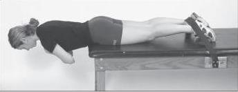 Joms už nugarų pastatoma apsauginė ir pagalbinė priemonė, padedanti nustatyti tinkamą nugaros padėtį (60 kampas tarp nugaros ir pagrindo, ant kurio sėdima). Tiriamųjų pėdos prilaikomos.