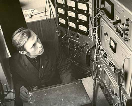 EDULOOD Aastal 1995 või veidi hiljem Tallinna Tehnikakooli õpilastega arvutimiuusikat tegemas Kahekümnekaheselt, TPI laboris optilise sideliini mõõtmistel oli ju Nõukogude Liidu ajal range