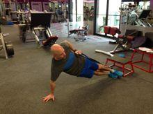 Keep your body in a straight line at all times. Extended Side Plank Row Lie on the floor on your side.
