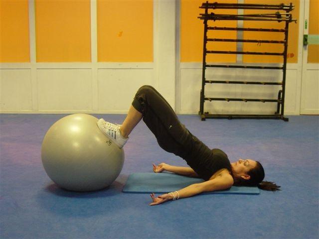 18 Supine leg curl on the ball Core Hamstrings Glutes Lie on your mat, with your arms by your sides on the floor and palms facing up. Place your feet on the stability ball.