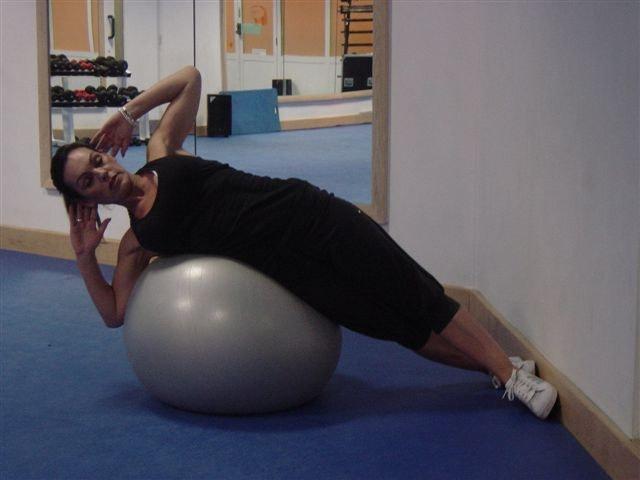 26 Side Crunch Level 1 Obliques Lie on your right side on the ball.