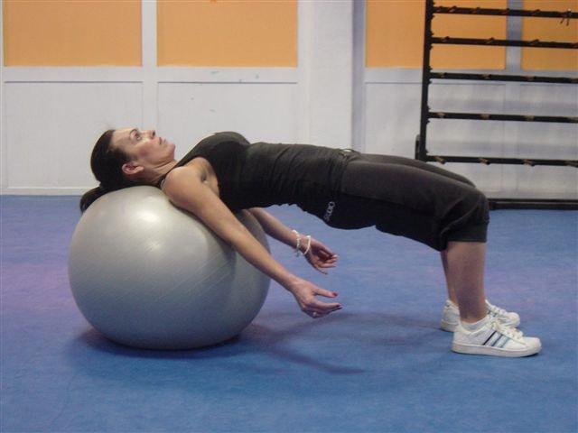 28 Supine Bridge Glutes Hamstrings Place your shoulders on the ball so that your head is supported.