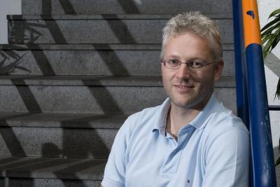 Cell Membranes and Technology European Researcher Pascal Jonkheijm is working to create artificial cell membranes on microchips to better understand how cells communicate with each other