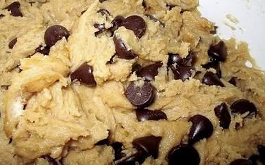 Consumer Behavior ü In the 2009 raw cookie dough outbreak in the US: v 94% of case pakents consumed raw cookie dough v 11% of control consumers reported eakng raw cookie dough v Several pakents