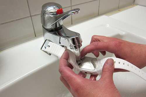 2. Rinse the USB port with lukewarm tap water.