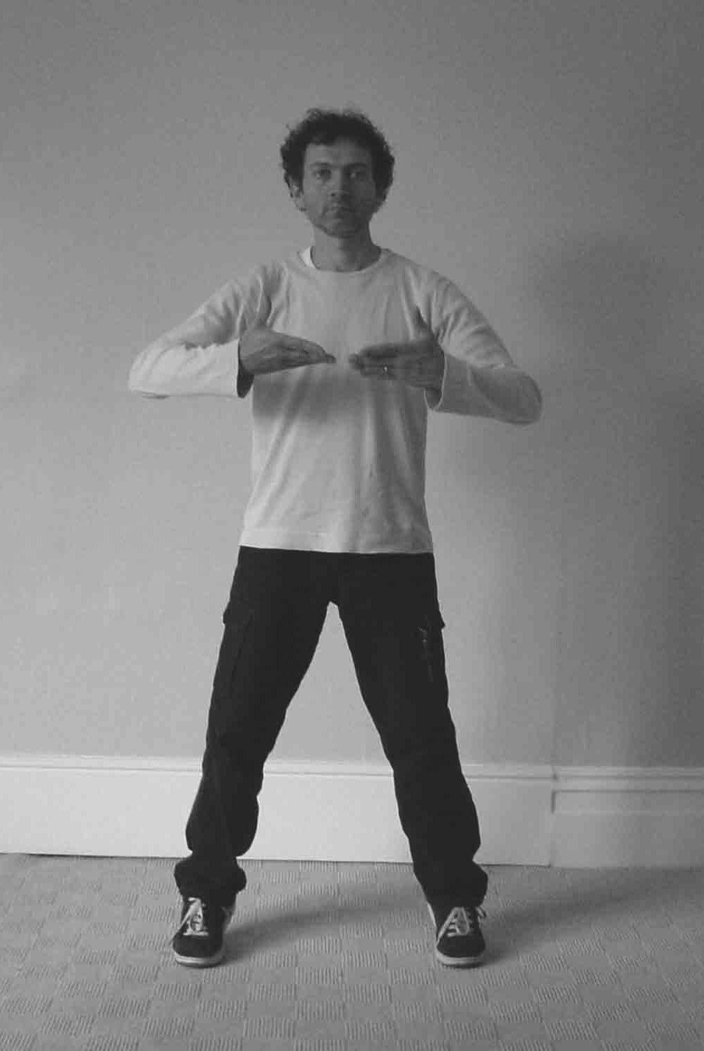 18) Settling and Balancing Qi (Sao Gong) This exercise helps bring Qi down the centre line back to the Lower Dan Tian, where it can be stored. 1.