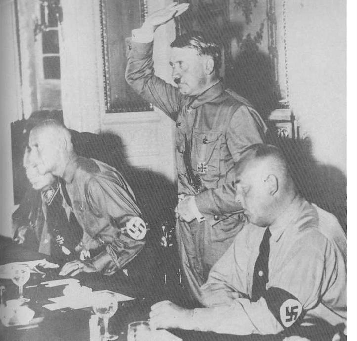 Adolf Hitler (vasakul) 1932 a kohtumisel Berliinis.