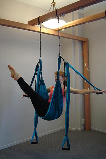 HIP TWIST Equipment Setup: Repetitions: Silk Sling set at hip height or slightly higher. Silks with handles set at the same not or one not lower than the sling.