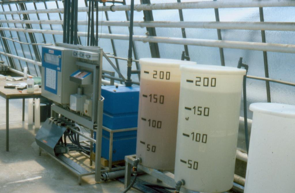 Stock solutions The fertilizers used to prepare stock solutions should be distributed over at least two different tanks to separate Ca 2+ from H 2 PO 4 - and SO 4