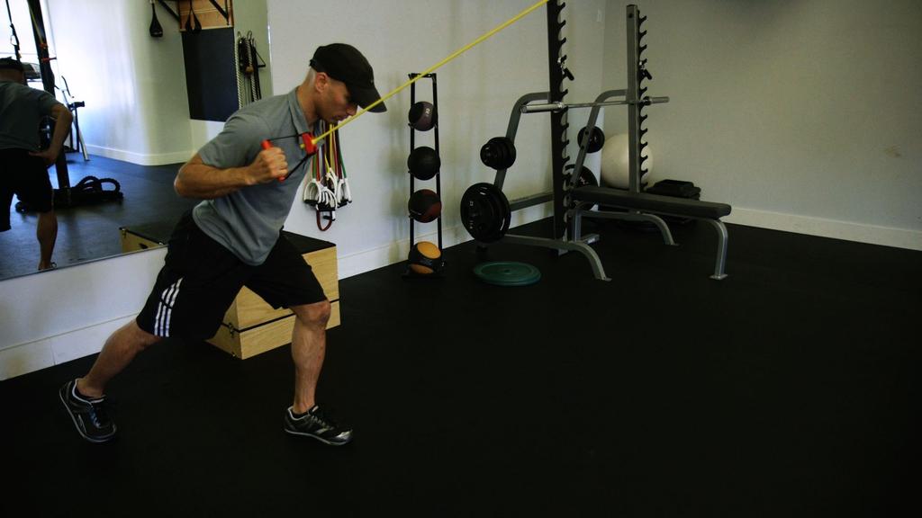 Split Stance Single Arm Pull Down Keep your body weight supported on the forward leg with rear leg extended at the knee. Be tall from your heel to the top of your head, to maintain a long spine.