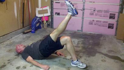Using the right glute, bridge your hips up. Keep your abs braced.