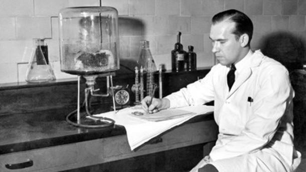 Discovery Diphenhydramine was discovered by George Rieveschl, in 1943 at the University of Cincinnati He was investigating potential muscle-relaxant drugs by screening several compounds that his team