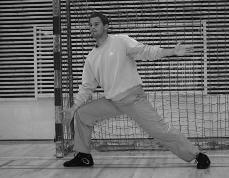 Võimalikud vead algõpetuses: Üles paremasse väravanurka suunatud palli püütakse tõrjuda vasaku käega ja vasakusse ülemisse nurka visatud palli parema käega.