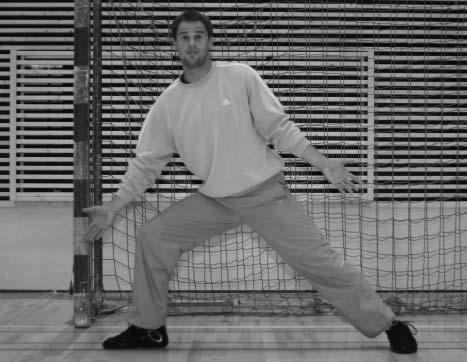 PALLI TÕRJUMINE KÄTE JA JALGADEGA Madalalt lendavate pallide tõrjumine jala ja käega Üldiselt kasutatakse värava allossa visatud pallide tõrjumisel sammhüppe või -väljaaste tehnikat (äratõuge pallile
