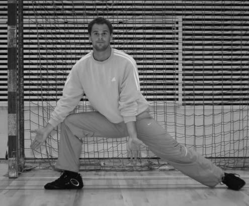Tehniline teostus värava allossa visatud pallide tõrjumisel jala ja käega: (vt joonis 128) - pika või lühikese väljaastega või sammhüppega lendava palli suunas tõrjeks vajaliku asendi saavutamine -