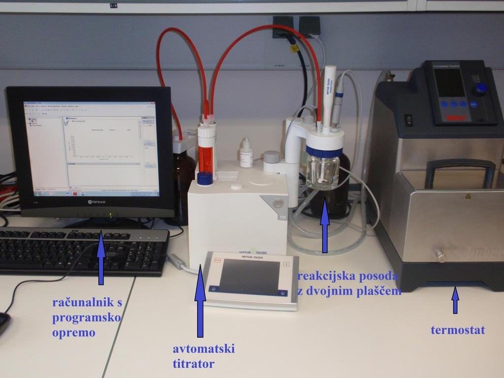 Slika 2: Aparatura za izvedbo ph-stat metode: avtomatski titator Mettler Tolledo (v sredini) s ph elektrodo (za vzdrževanje konstantnega ph v reakcijski posodi z dvojnim plaščem), termostat za vodo