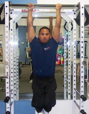 Mixed Grip Chin Up How To: Hang from the chin up bar with an alternating grip one palm facing you, the other palm facing away from you. Maintaining a neutral torso (i.e. not rotating at all because of your grip) pull your self up by contracting your lats until your chest touches the bar).