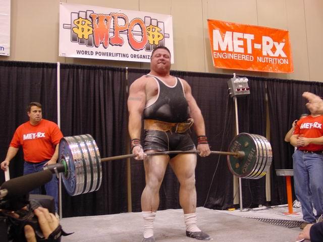 This is Andy Bolton deadlifting 900+ pounds!