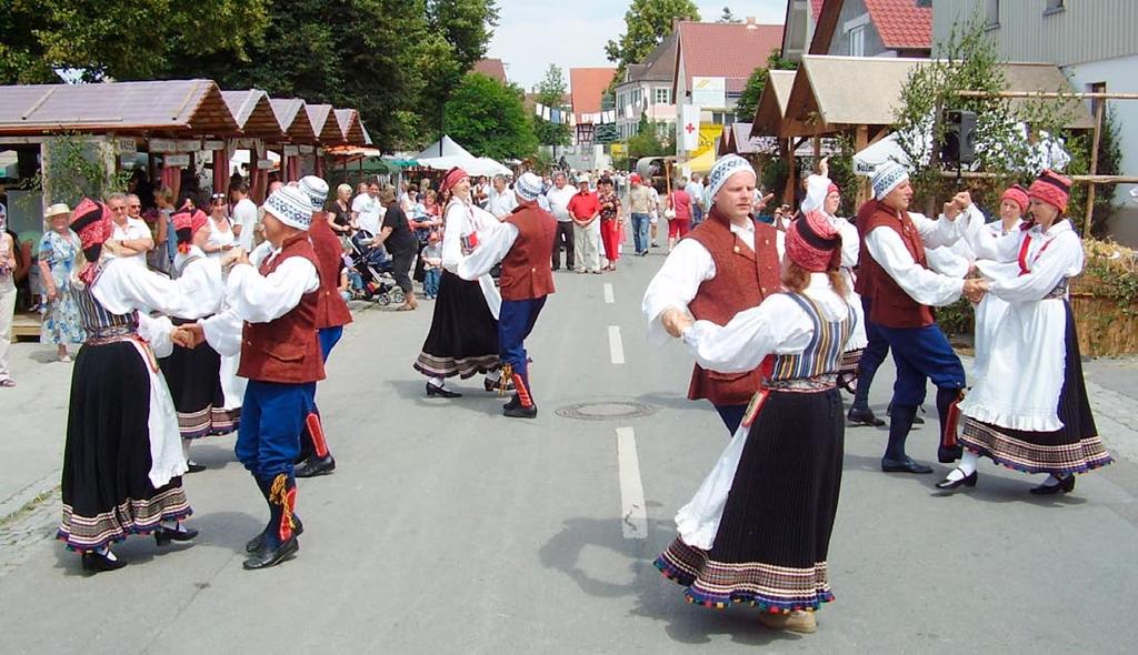 10 31. oktoober 2008 Meenutusi Sulmingeni külafestivalist Viimsi kohal sõuavad küll juba sügisesed vihmapilved, aga ehk on seda enam põhjust meelde tuletada päikselist suve ja toredat reisi.