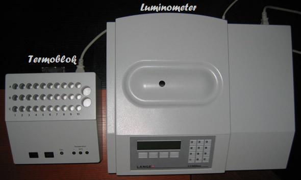 Slika 15: Termoblok in luminometer proizvajalca Dr. Lange za izvedbo testa zaviranja luminiscence bakterij Vibrio fischeri (Vir: http://www.dekonta.