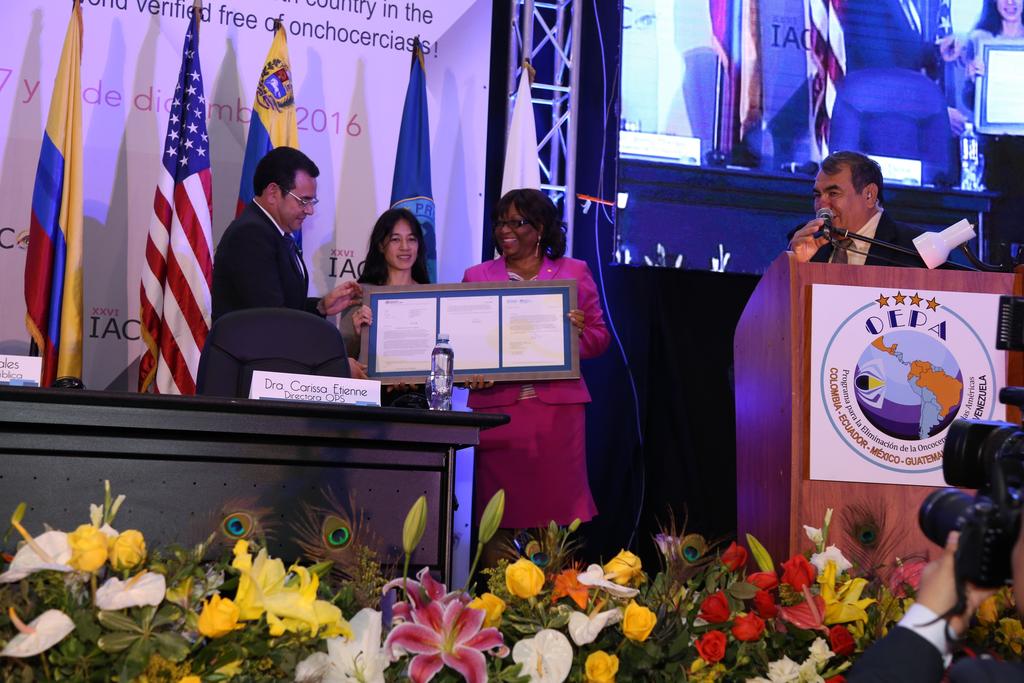Page 37 At IACO 2016, President Morales and Minister Hernández receive a plaque