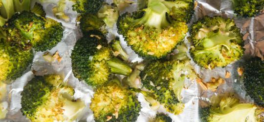 Roasted Garlic Broccoli Prep Time: 5 Min Cook Time: 20 Min Total Time: 25 Min SERVINGS: 2 Nutritional Facts Serving Size: 1 cup Amount Per Serving Calories 75 Calories from Fat 21 % Daily Value *