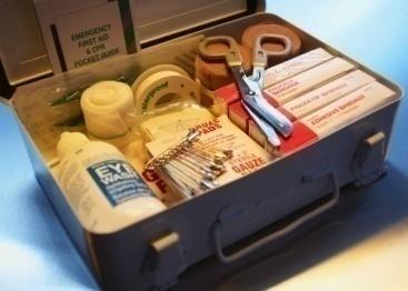 Elements of a First-Aid Kit The American Red Cross recommends that all first-aid kits include at a minimum the following: 2 absorbent compress dressings (5 x 9 inches) 25 adhesive bandages (assorted