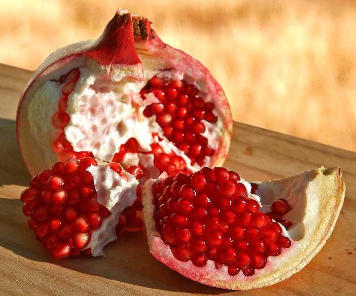 Pomegranate BOTANY Punica granatum L. belongs to the Lythraceae family and its common name is pomegranate. Pomegranate is a deciduous shrub growing to between 5 and 8 meters tall.