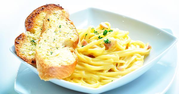 8. White Bread and Pasta As mentioned earlier, the ingestion of carbohydrates raises blood glucose levels (31). Fiber helps to prevent blood sugar from spiking and reduces the insulin response.