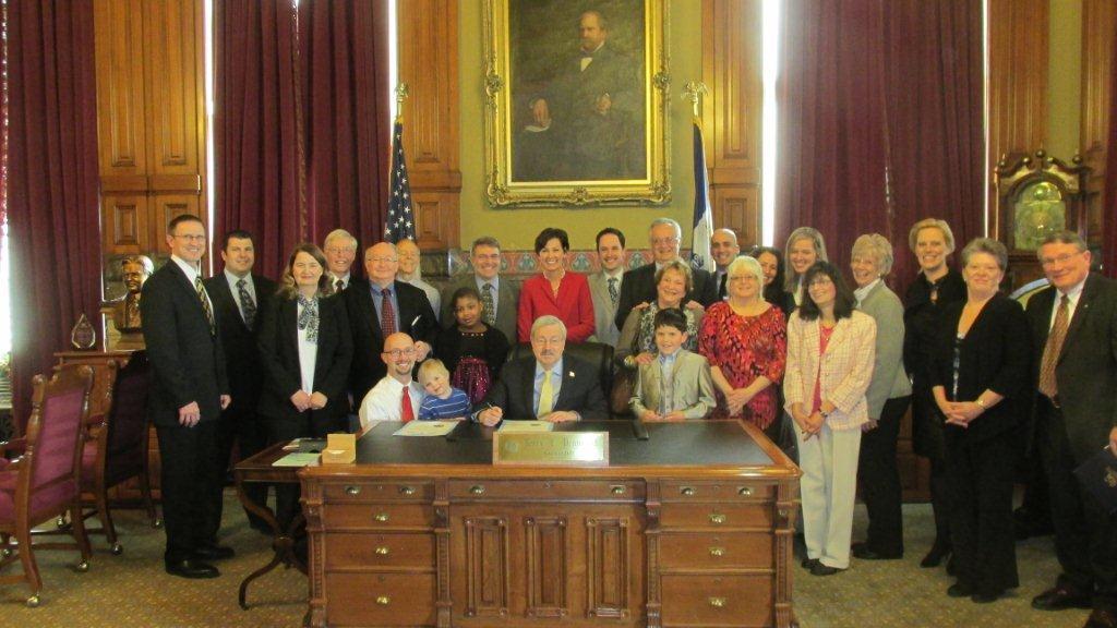 Page 13 Governor Terry Branstad Declares February Children s Dental Health Month (Left and below, left) Governor Terry Branstad was joined by dentists and dental staff who are members of the Iowa