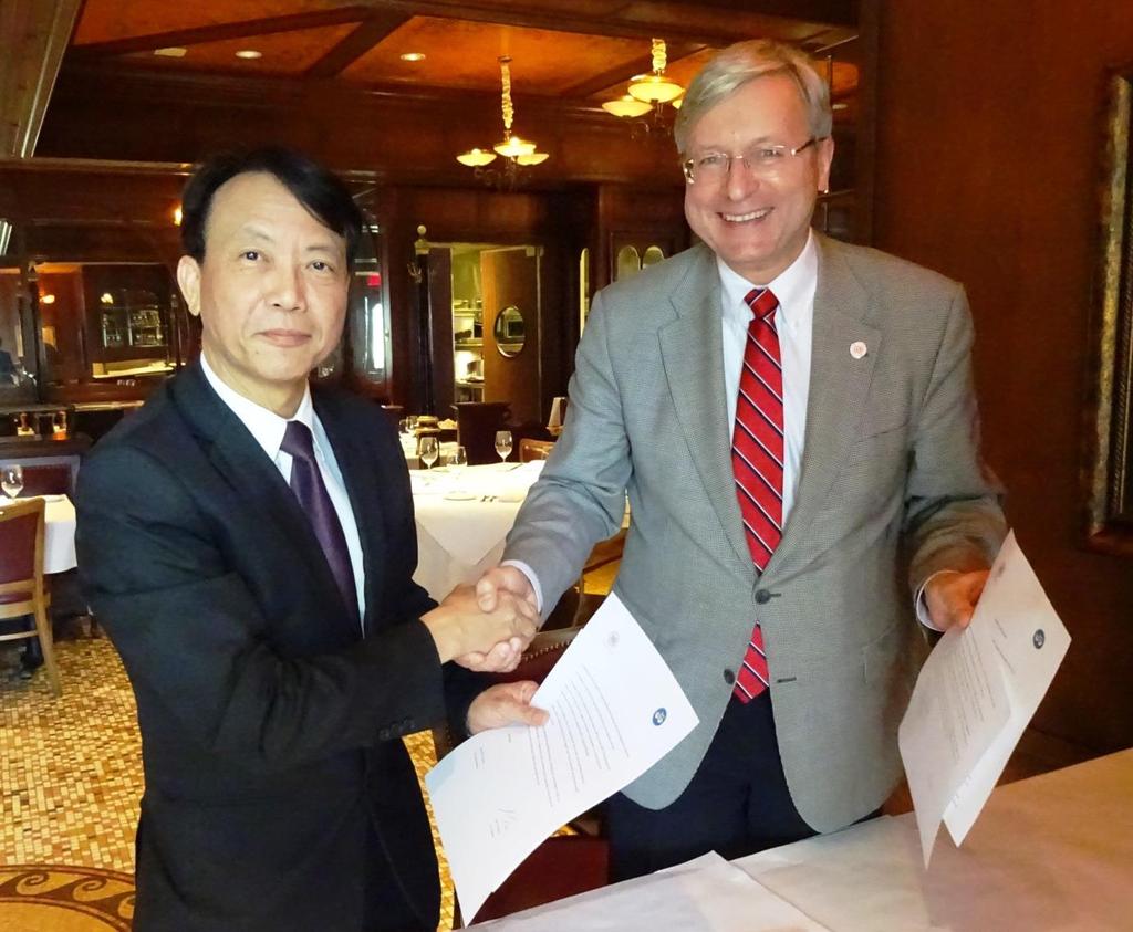 [Exchange of signed agreements between ISPD and ERA-EDTA by Philip Li and Andrzej Więcek in San Diego November 6, 2015.