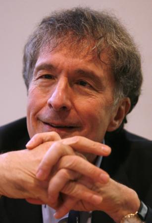 MULTIPLE INTELLIGENCES: HOWARD GARDNER Howard Gardner critic of (g) approach Believed that there are 8 approaches to intelligence 3 are measured on traditional