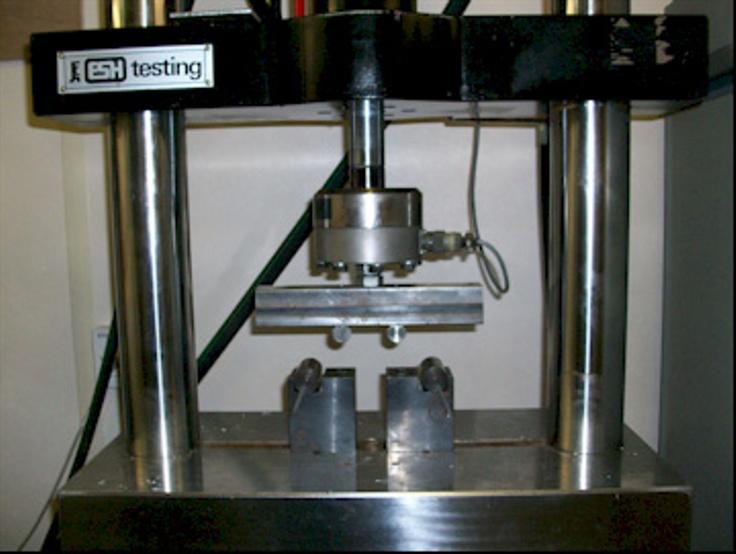 2009, :5 Materials Figure 3testing machine Materials testing machine. Deformation Figure 5 of construct on four point bending stress Deformation of construct on four point bending stress.
