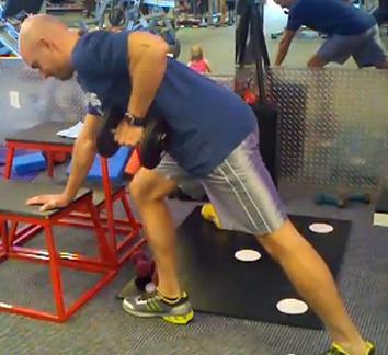 Hold the dumbbell in the right hand in full extension and slowly row it up