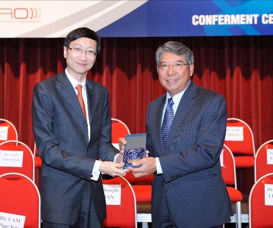 Dr Joseph Chan (right) received the souvenir from Dr John
