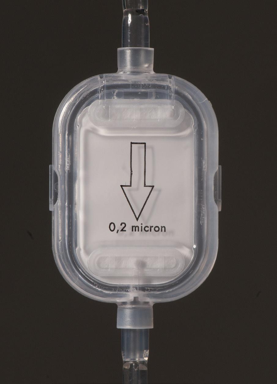 5. The infusion line filter should also be held vertically during priming to allow it to fill from bottom up. Hold the filter with the arrow as indicated when priming the infusion set. 6.