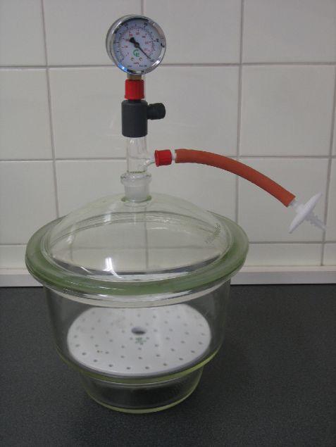 ANNEX VI INSTRUCTIONS FOR USING A DESSICATOR TO VACCUM-DRY INOCULATED CARRIERS Description A desiccator is a container which is hermetically sealed with a lid.
