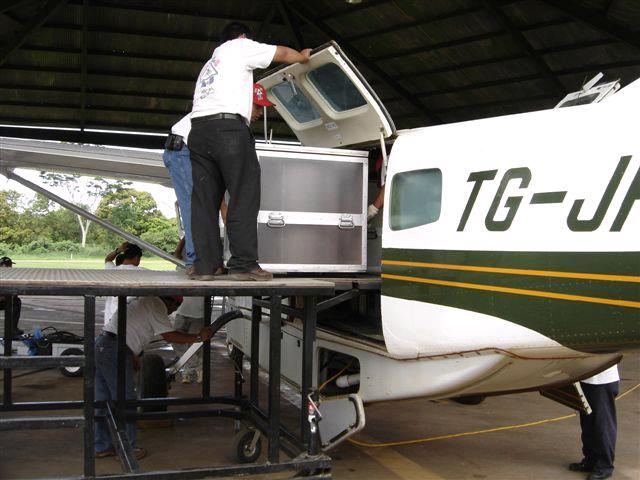 Figure 6.2 Loading of a release box into a fixed-wing aircraft. ( FAO/Programa Moscamed Mexico, Guatemala, USA) 6.