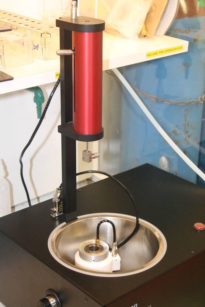 Plunge freezing Sample plunged into liquid nitrogen cooled ethane or propane at -185 C Prevents boiling at sample