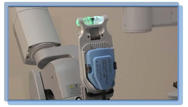 22 Robotic Surgery Fig. 31: LED blinking alternately white and green indicating activation of Guided Tool Change Fig.