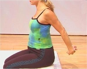 Kneel with right leg backward and left leg forward. 2. Tuck the back-foot toes below the heel. 3. Place one hand on the knee and the other hand parallel with it. Action 1 1. Gently zip! 2. The pelvis is a bucket.