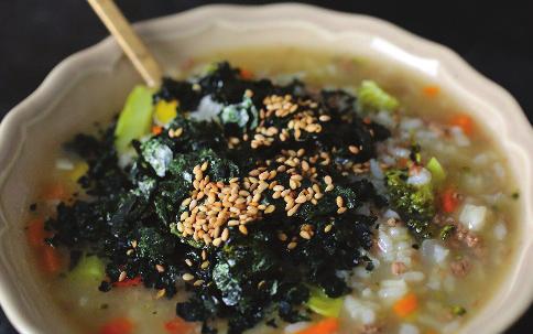 Charlene s Cancer Fighting Kitchen Seaweed and Spring Vegetable Soup Yield: Seven 6-ounce servings Preparation time: 25 minutes Kombu and Wakame are rich in fucoidan, a cancer fighting polysaccharide