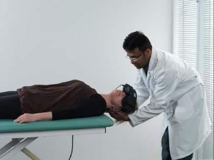 goggles, with Quickly lay the patient back with head turned 45º head turned 45º to the left and hanging approximately 20º Precautions: Before performing any positioning maneuver, it is important to