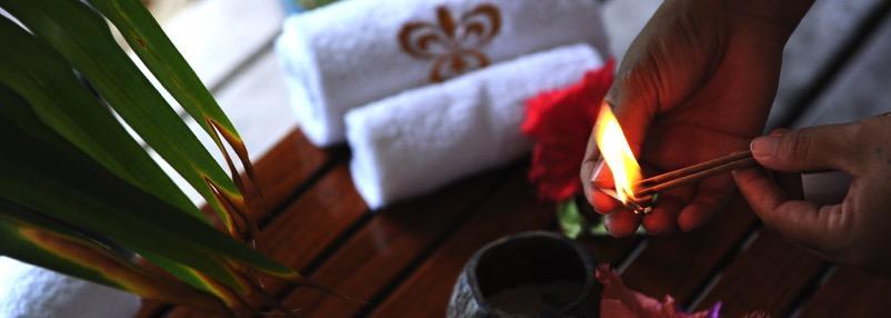 The Classic... traditional healing touch... Select the note that you most prefer from our fragrant selection of tahitian Monoï oils extracted by hand from the coconut fruit and perfumed with flowers.