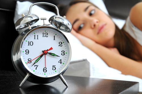 Causes of sleep problems As mentioned above, lack of sleep often results in difficulty concentrating, poor judgment, changes in mood, and decreased ability to learn and remember information.