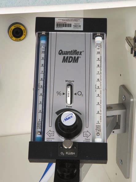 90 Clinical Sedation in Dentistry Figure 6.4 Quantiflex MDM, flow control head, showing nitrous oxide and oxygen flow meters, mixture control dial, flow control knob and oxygen flush button.